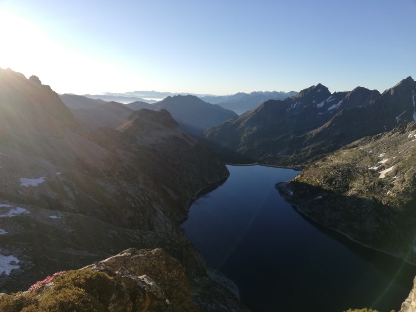 A pie de vía mirando al horizonte